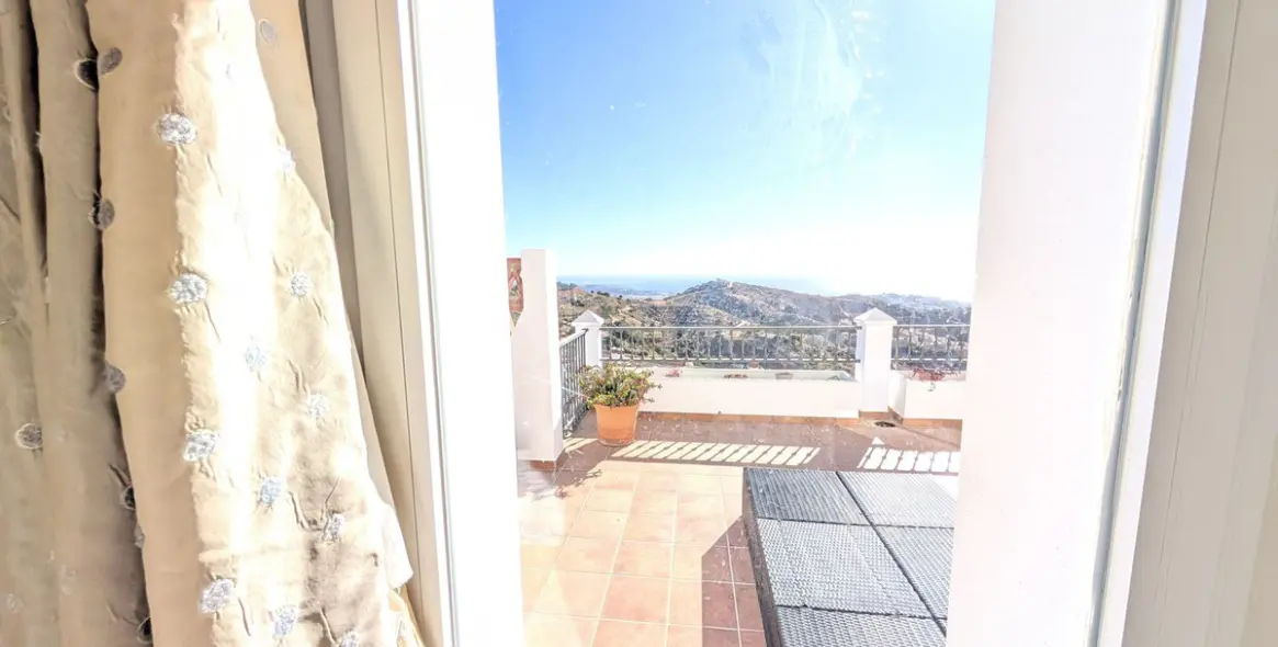 Sale of penthouse in Calahonda 20