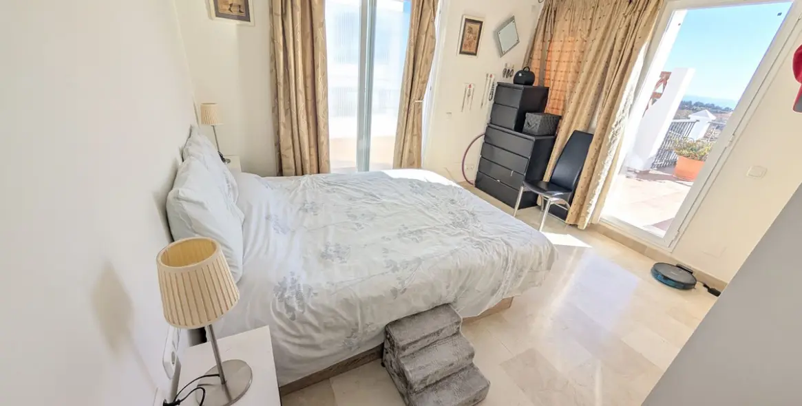 Sale of penthouse in Calahonda 22