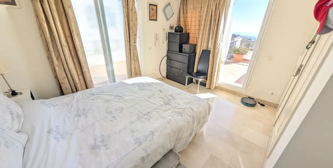 Sale of penthouse in Calahonda 23