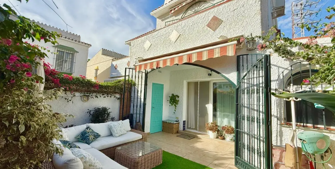 Продажа дома на две семьи в Calahonda 1