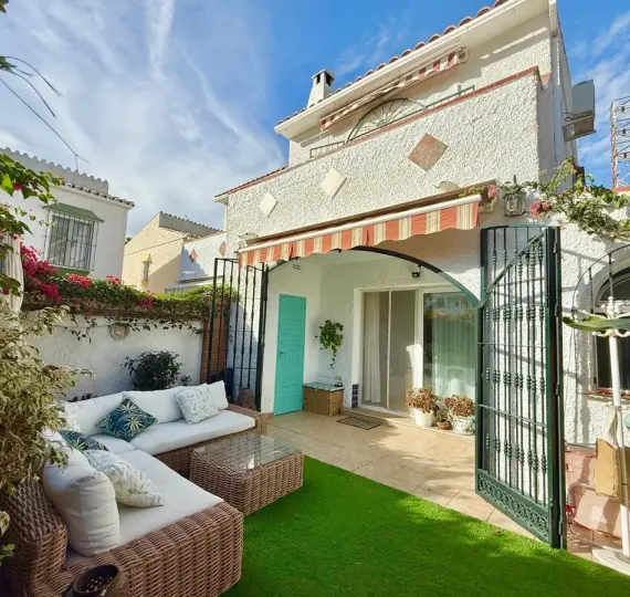 Продажа дома на две семьи в Calahonda