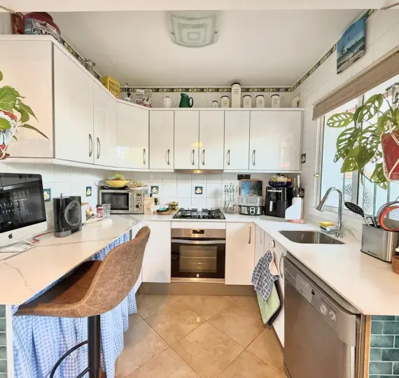 Продажа дома на две семьи в Calahonda