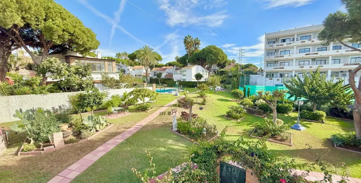 Продажа дома на две семьи в Calahonda 16