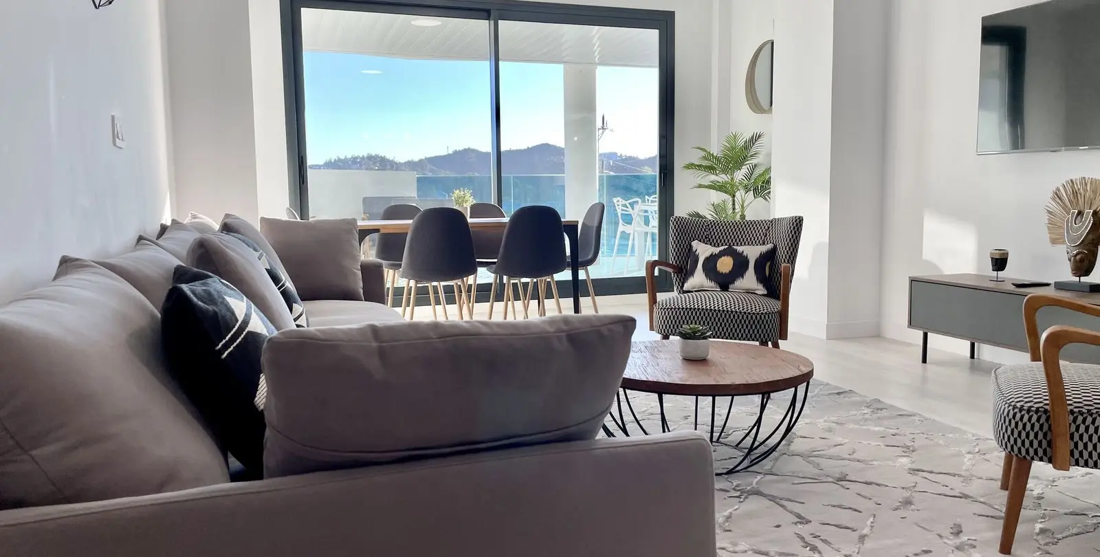 Sale of middle floor apartment in Las Lagunas 3