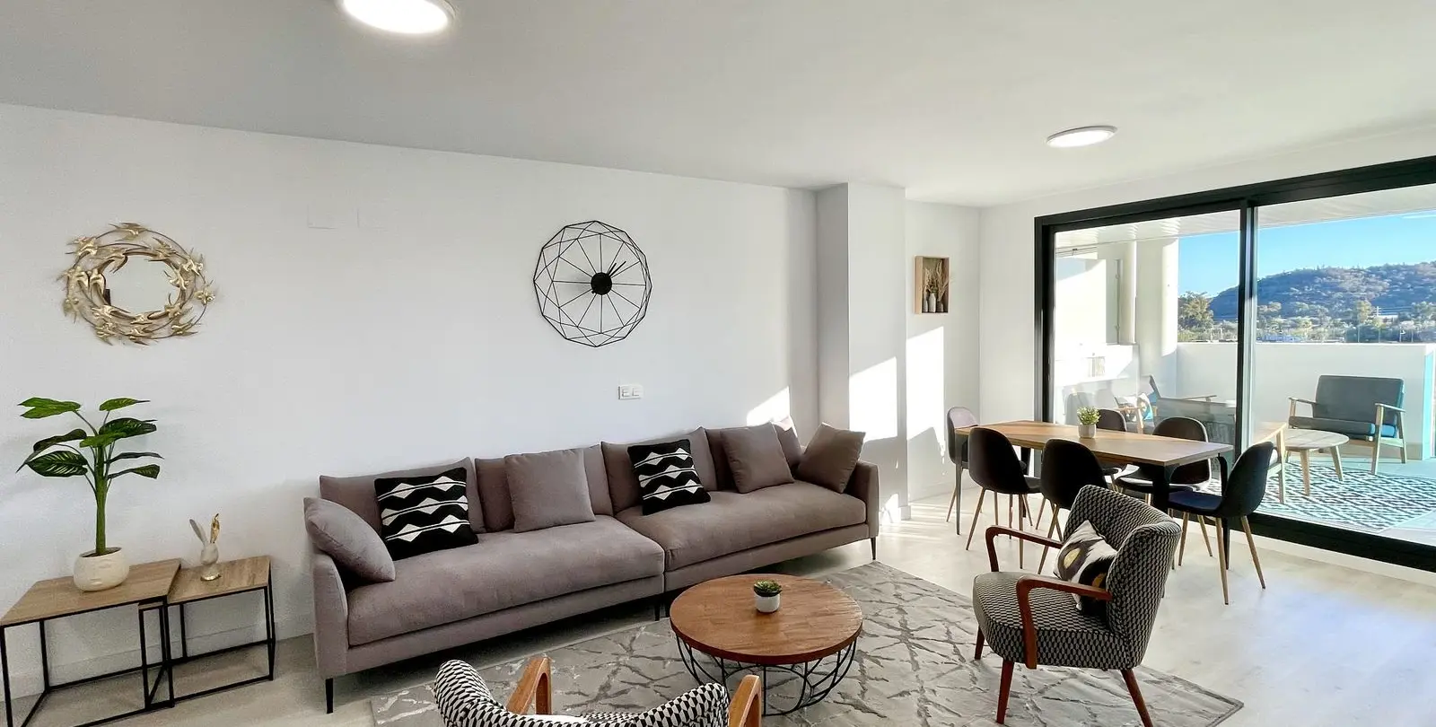 Sale of middle floor apartment in Las Lagunas 4