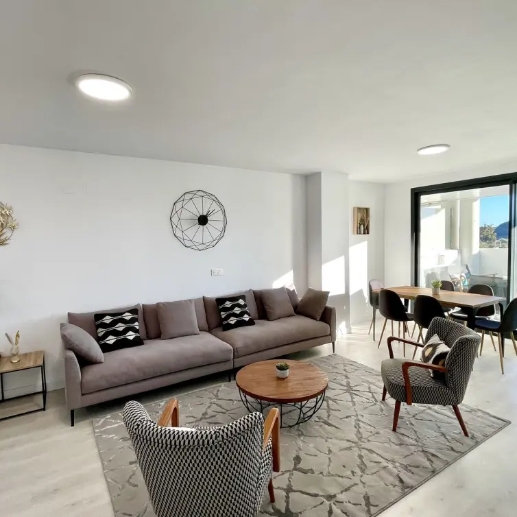 Продажа апартаментов на среднем этаже в Las Lagunas