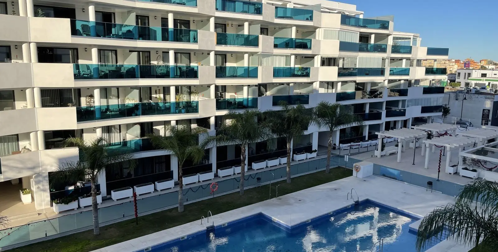 Sale of middle floor apartment in Las Lagunas 10