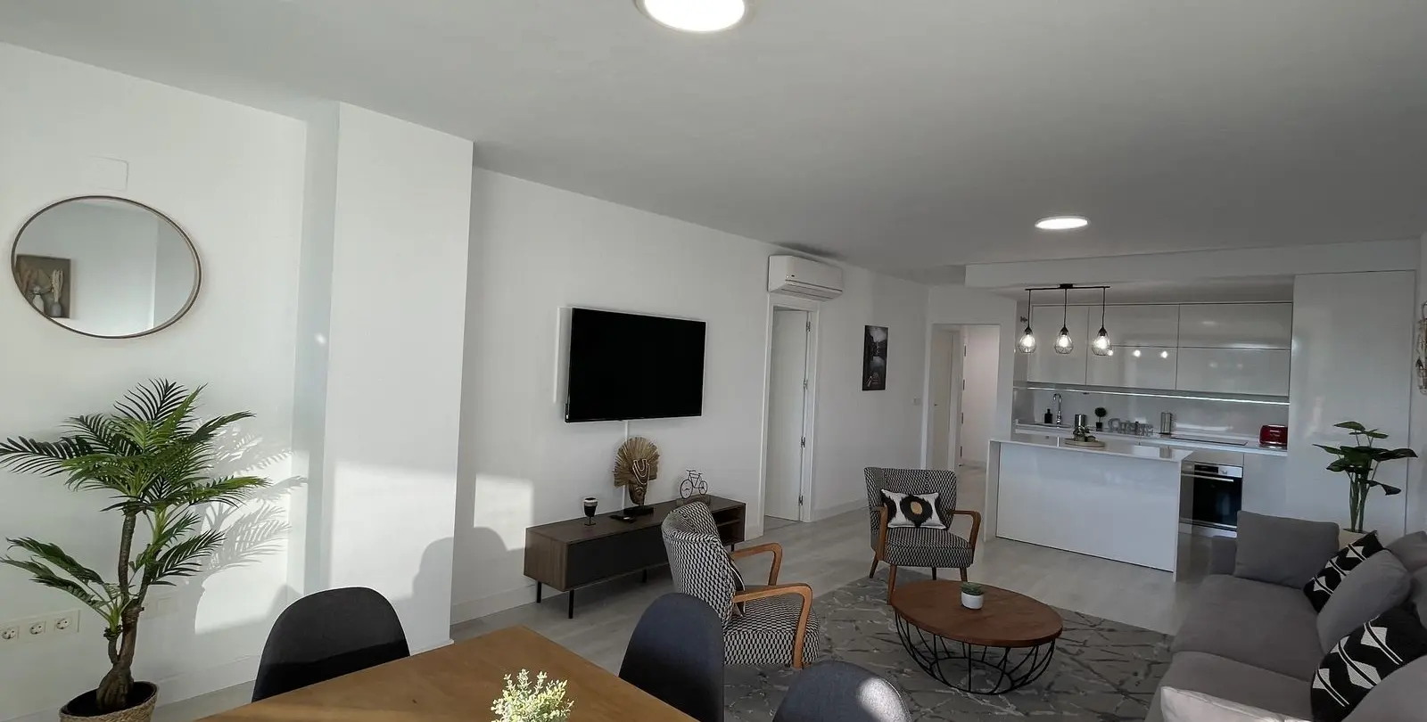 Sale of middle floor apartment in Las Lagunas 11