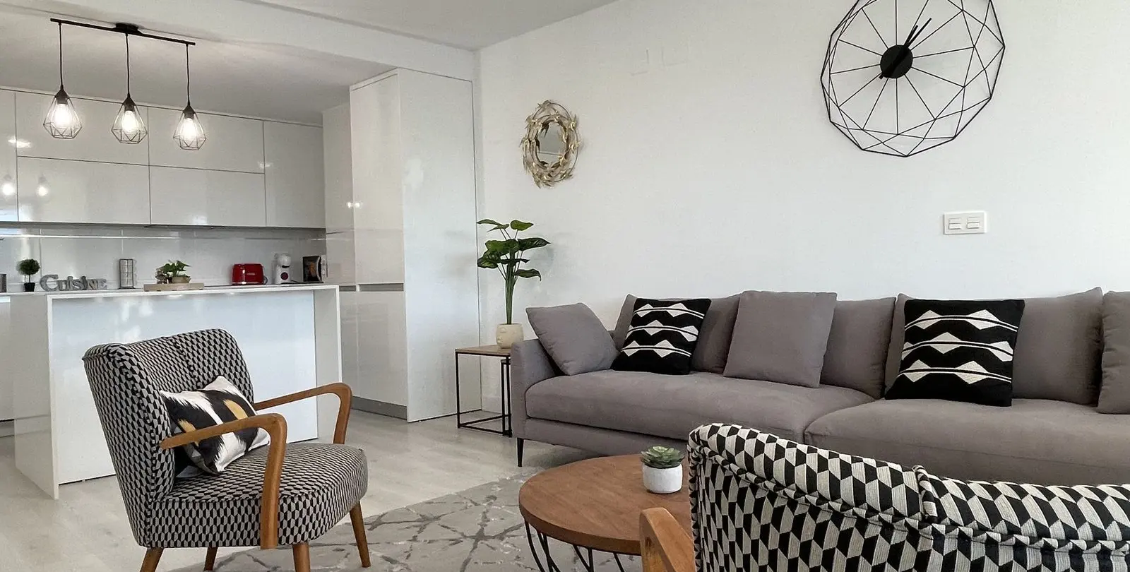 Sale of middle floor apartment in Las Lagunas 12
