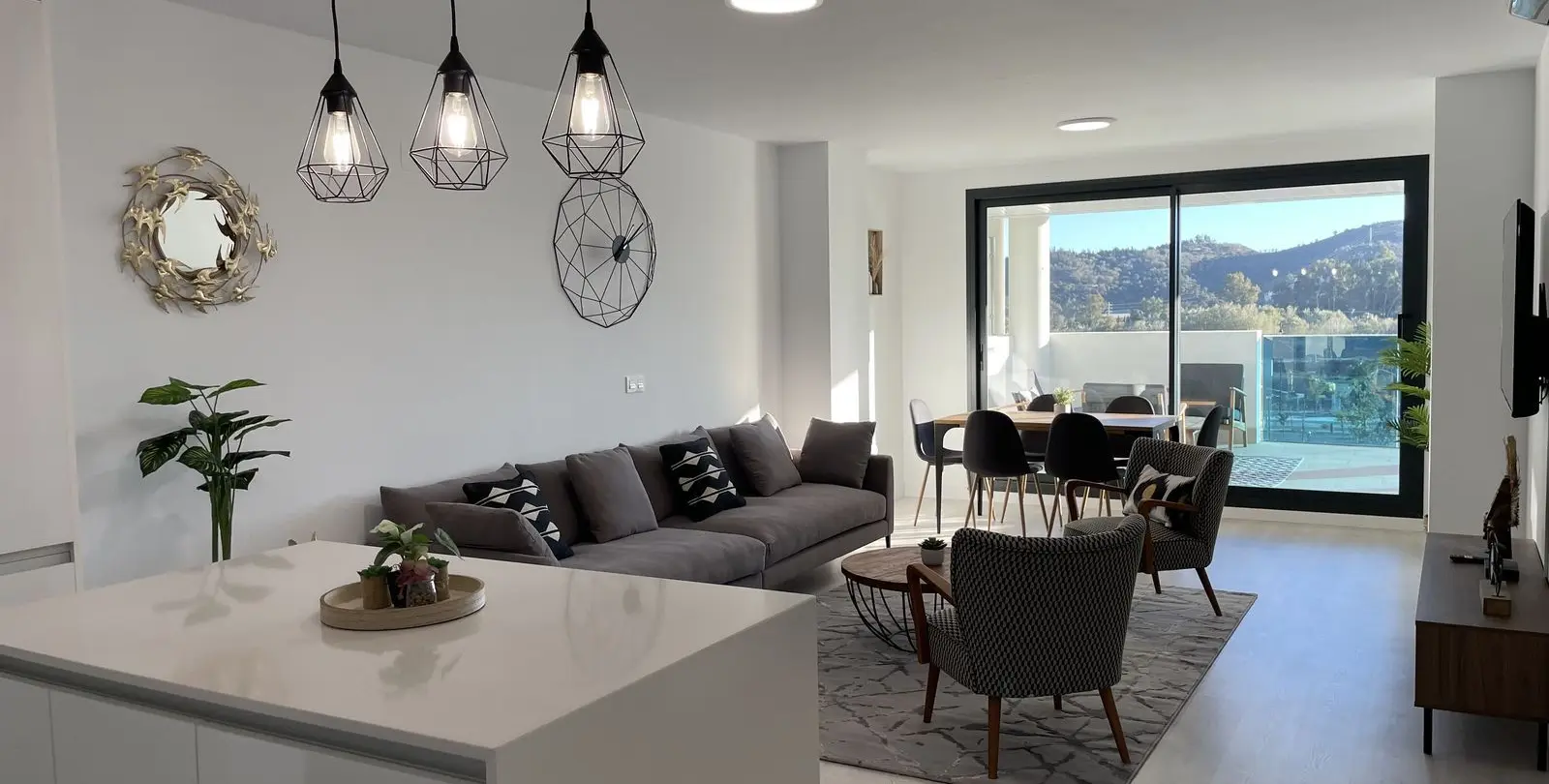 Sale of middle floor apartment in Las Lagunas 13