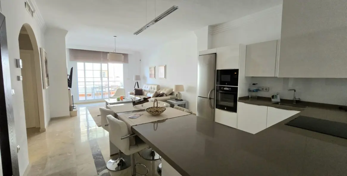 Sale of middle floor apartment in Aloha 1