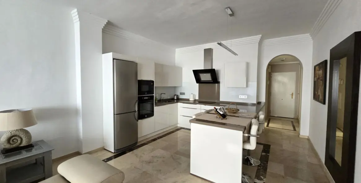 Sale of middle floor apartment in Aloha 5