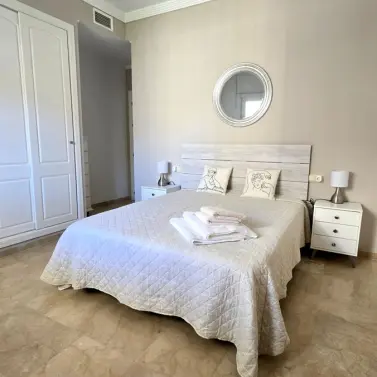 Sale of middle floor apartment in Aloha