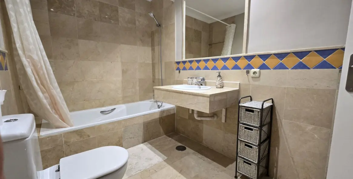 Sale of middle floor apartment in Aloha 8