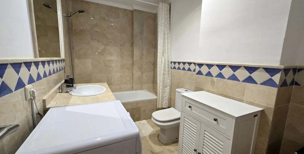 Sale of middle floor apartment in Aloha 10