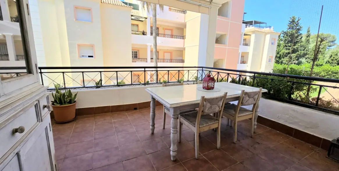 Sale of middle floor apartment in Aloha 13