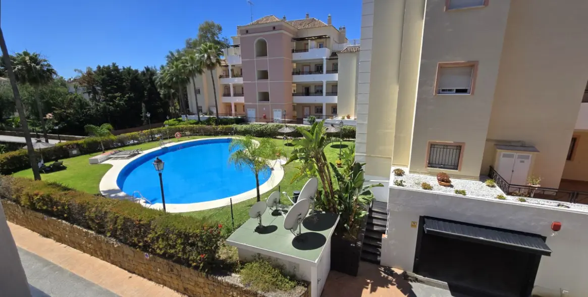 Sale of middle floor apartment in Aloha 15