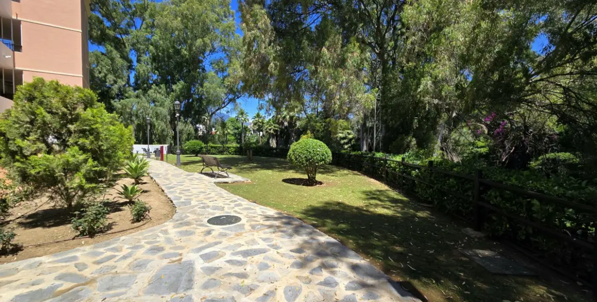 Sale of middle floor apartment in Aloha 17