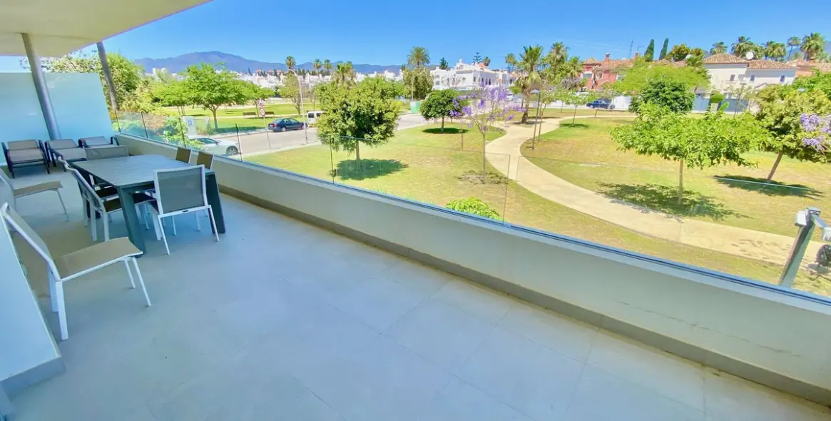 Продажа апартаментов на среднем этаже в Estepona (район Estepona) 1