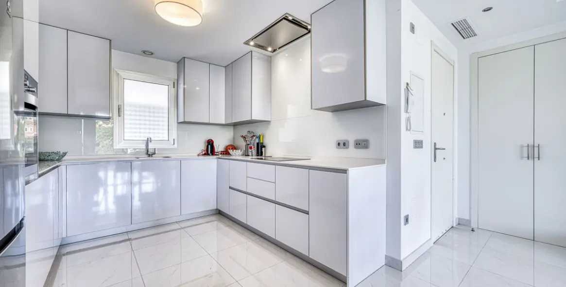 Sale of middle floor apartment in Estepona 11