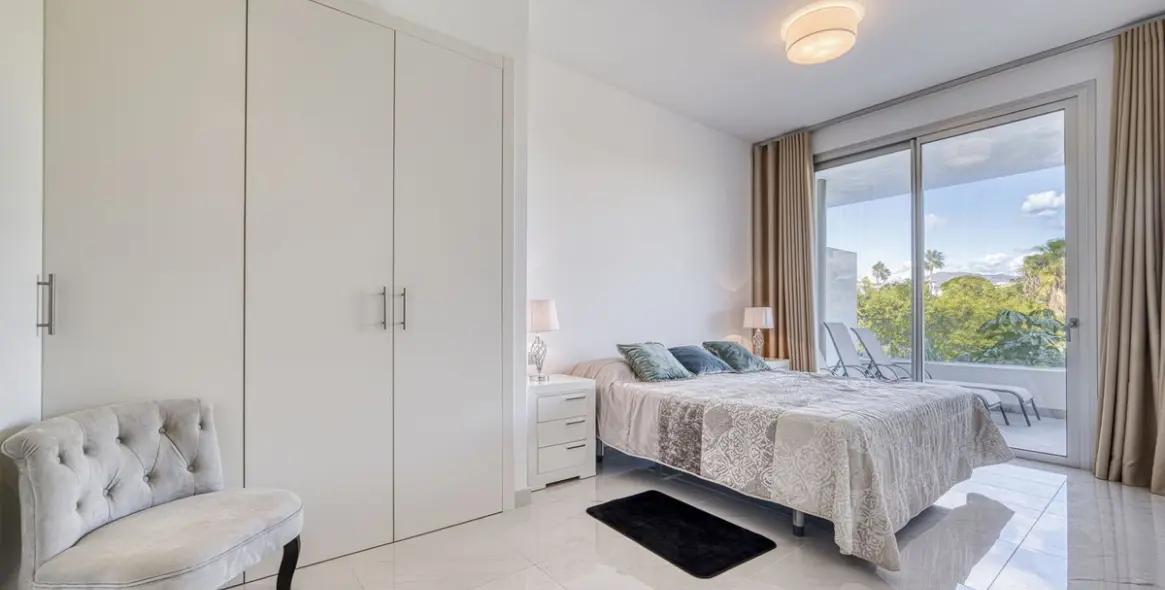 Sale of middle floor apartment in Estepona 12