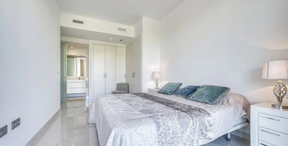 Sale of middle floor apartment in Estepona 14