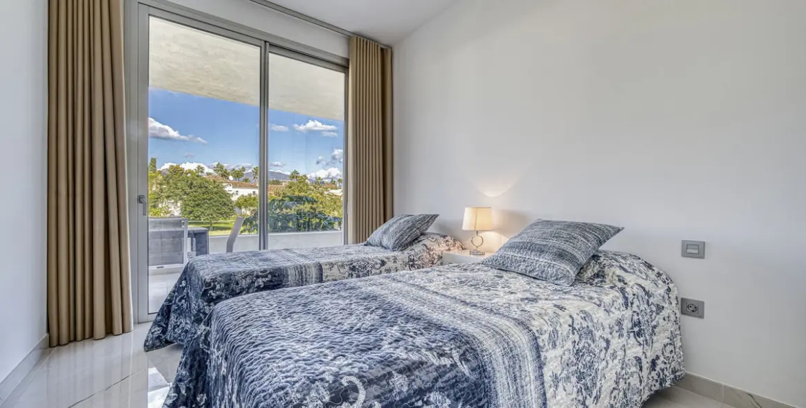 Sale of middle floor apartment in Estepona 17