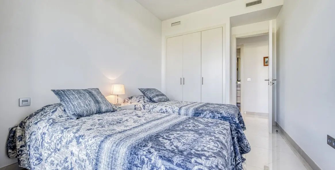 Sale of middle floor apartment in Estepona 18