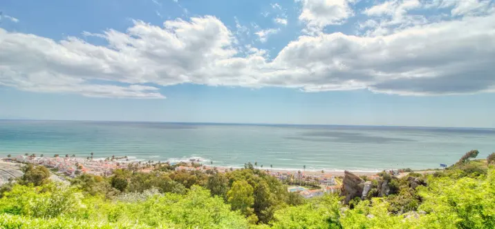 Sale of middle floor apartment in Manilva 0