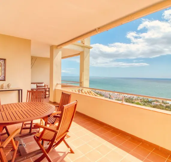 Sale of middle floor apartment in Manilva