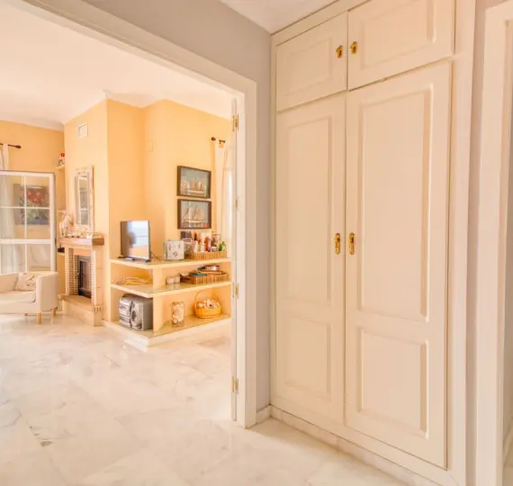 Sale of middle floor apartment in Manilva