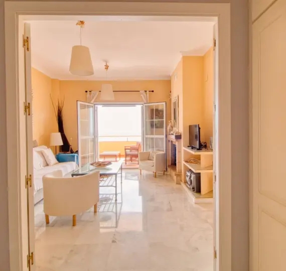 Sale of middle floor apartment in Manilva