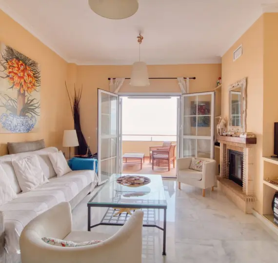 Sale of middle floor apartment in Manilva