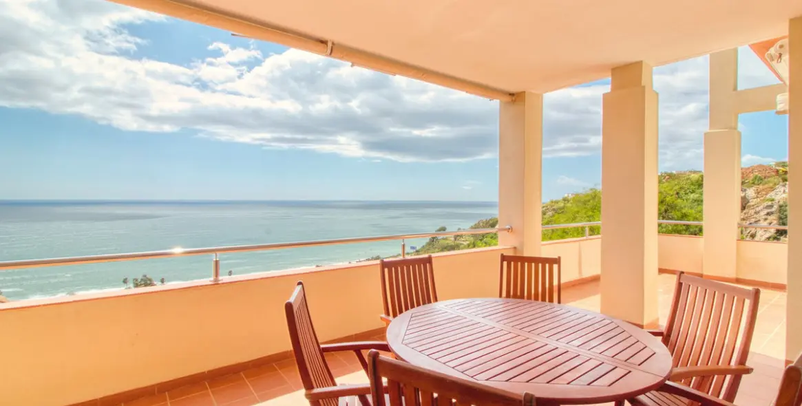 Sale of middle floor apartment in Manilva 13