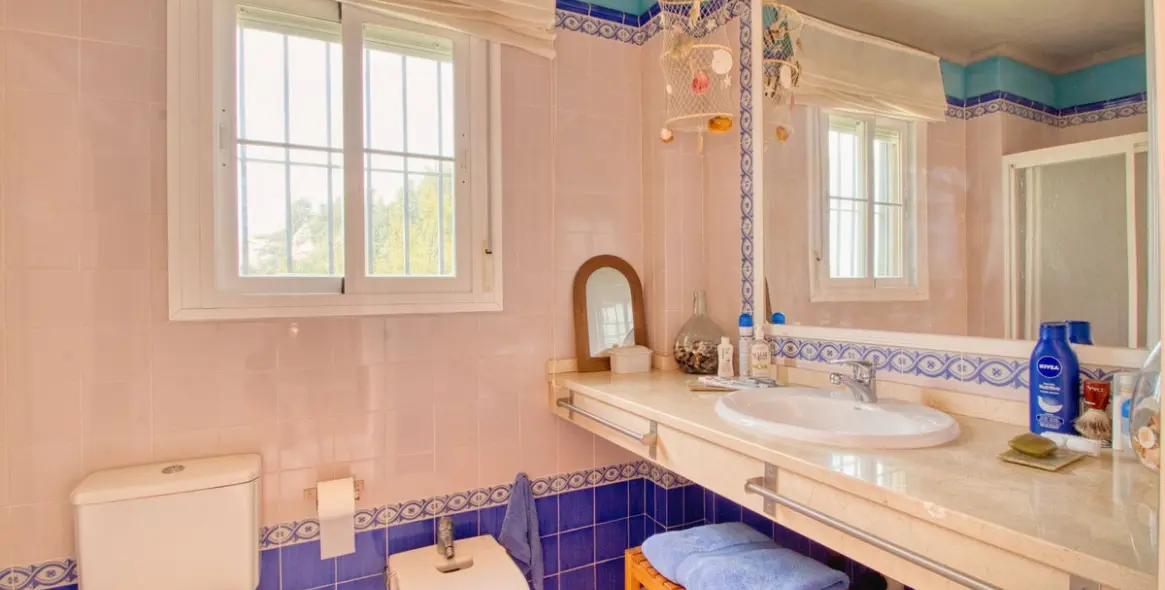 Sale of middle floor apartment in Manilva 23