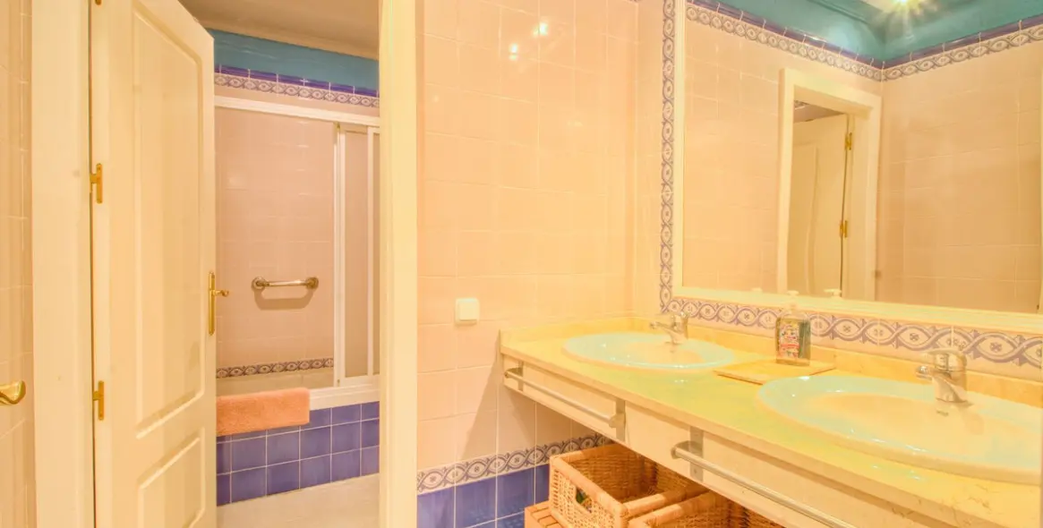 Sale of middle floor apartment in Manilva 25