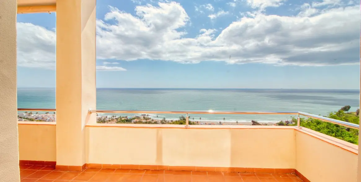 Sale of middle floor apartment in Manilva 30