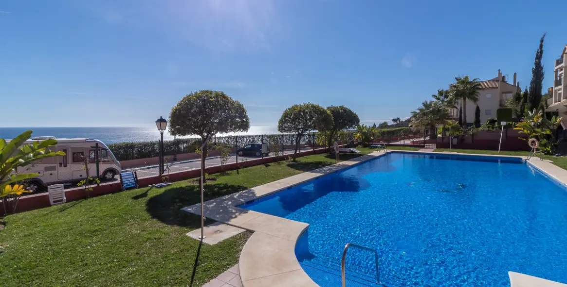 Sale of middle floor apartment in Manilva 35