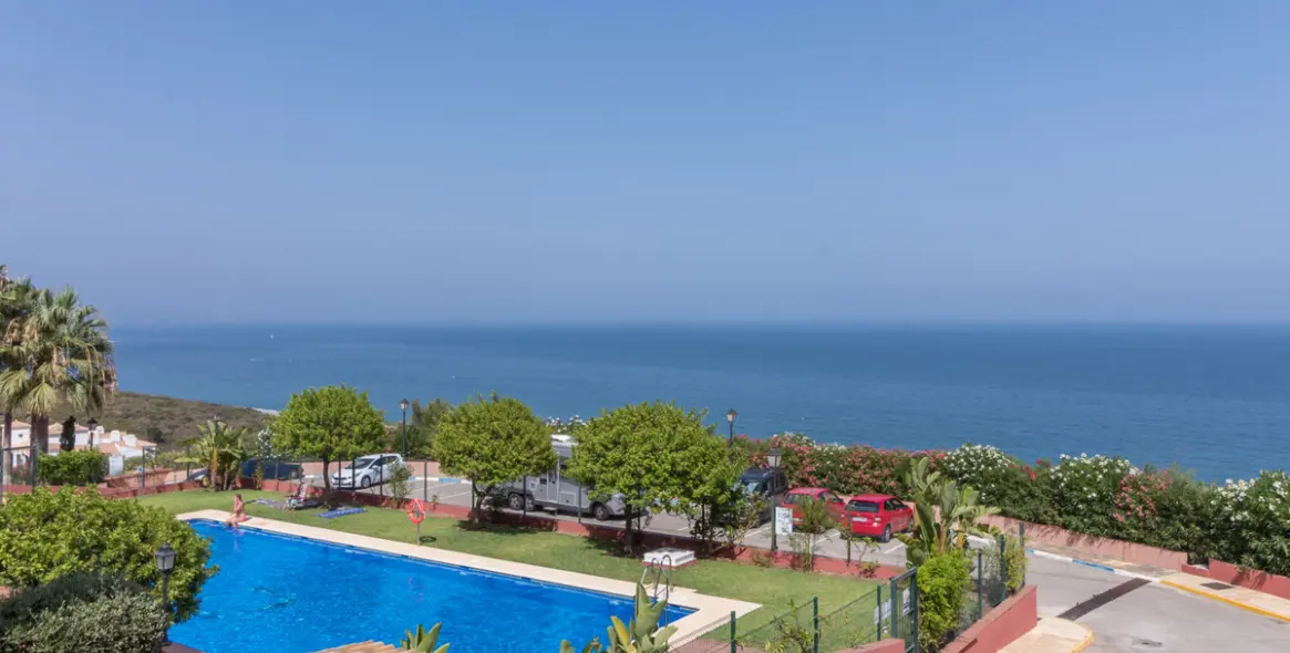 Sale of middle floor apartment in Manilva 38