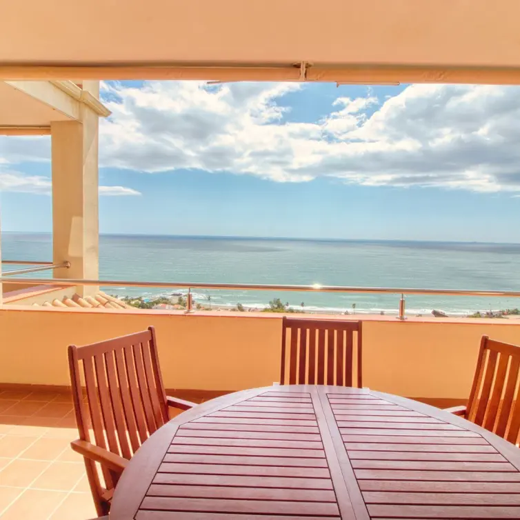 Sale of middle floor apartment in Manilva