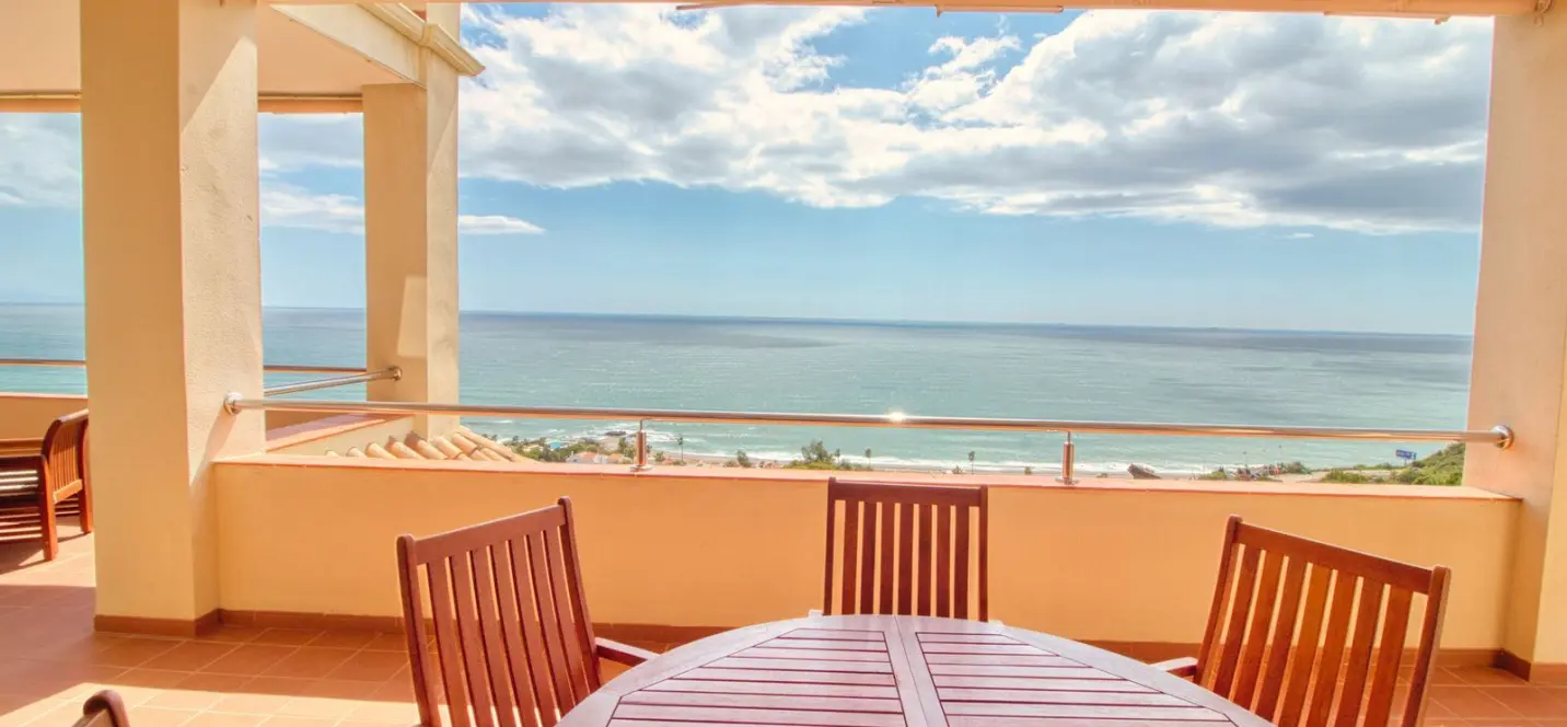 Sale of middle floor apartment in Manilva 0