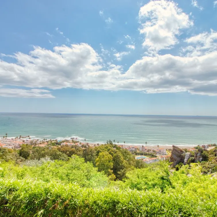 Sale of middle floor apartment in Manilva
