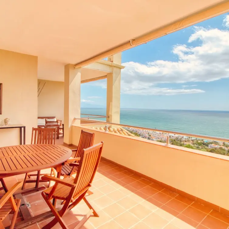 Sale of middle floor apartment in Manilva