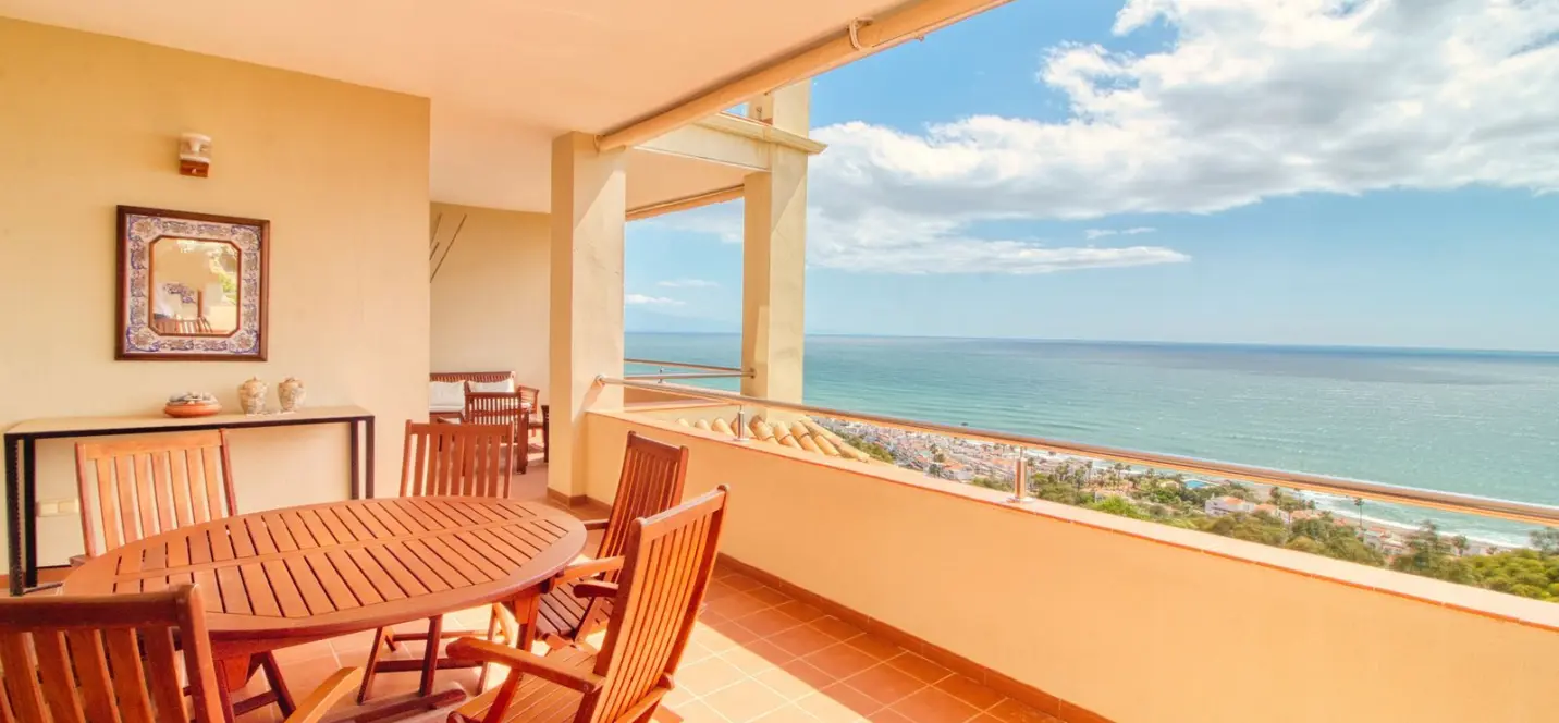 Sale of middle floor apartment in Manilva 2