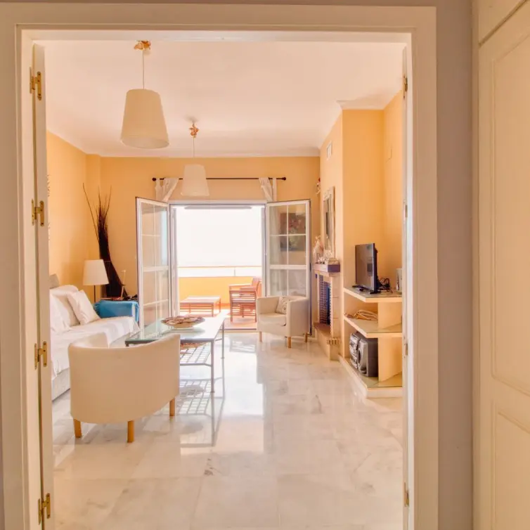 Sale of middle floor apartment in Manilva