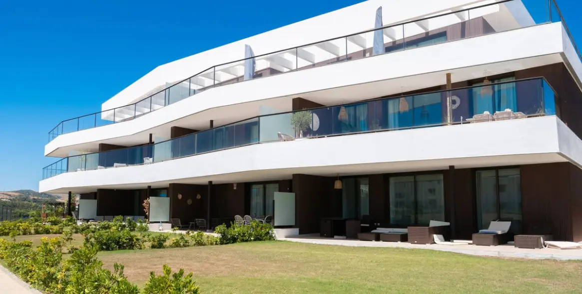 Sale of middle floor apartment in Casares 2