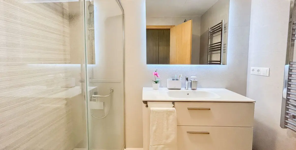 Sale of middle floor apartment in Casares 10