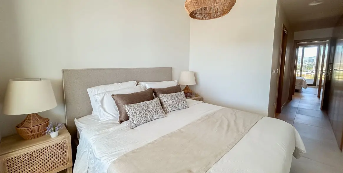 Sale of middle floor apartment in Casares 15