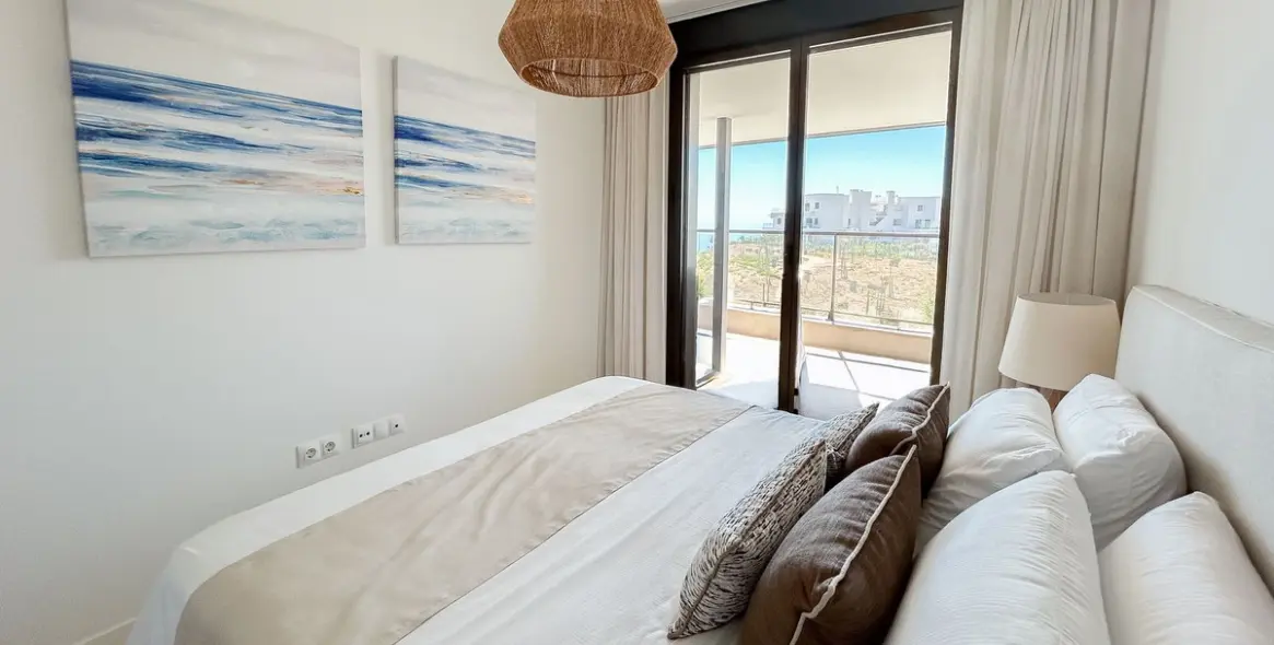 Sale of middle floor apartment in Casares 17