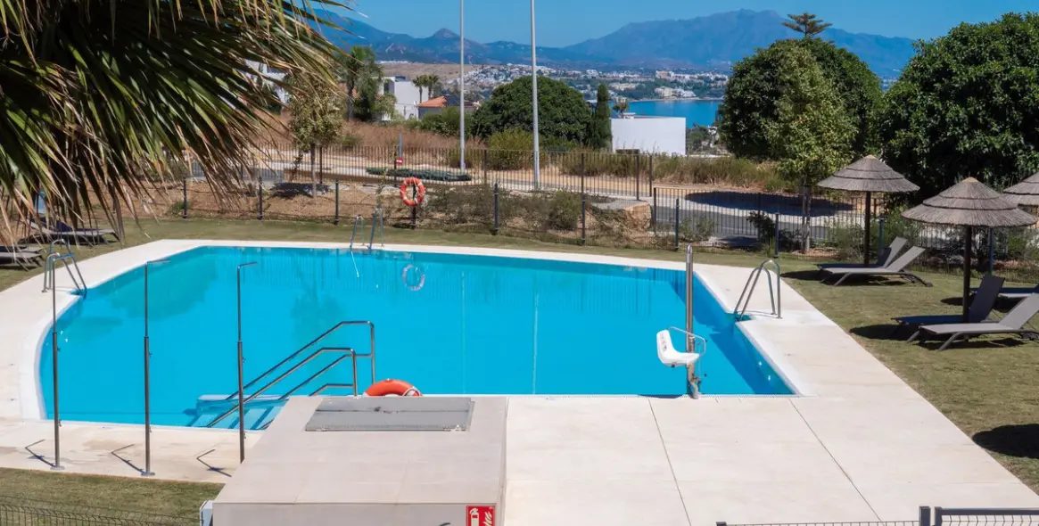 Sale of middle floor apartment in Casares 18